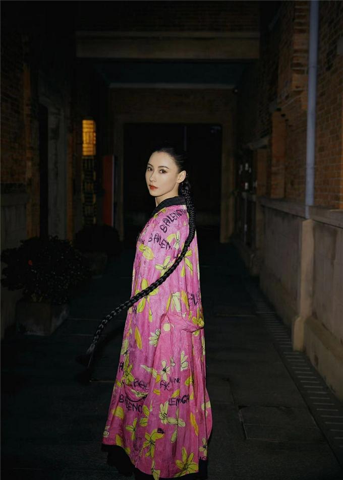 张柏芝长麻花辫
