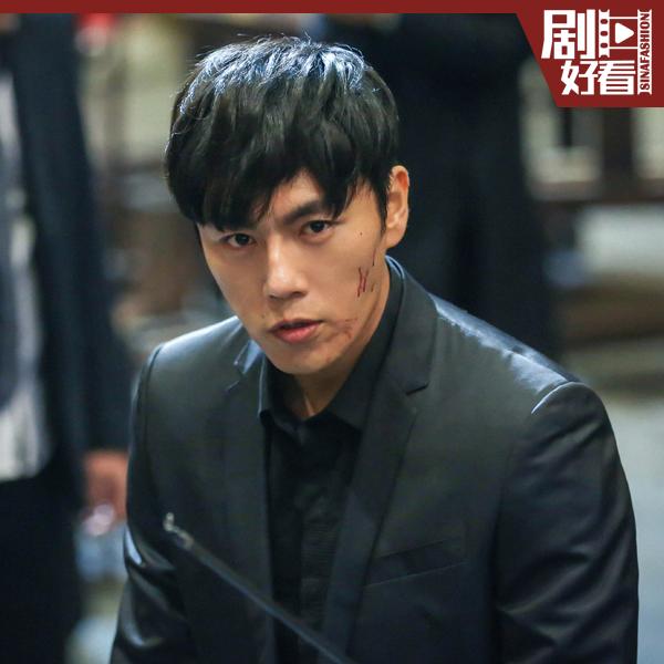 穿西装也很霸气