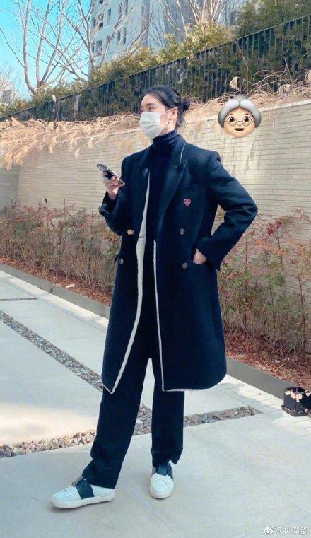 李钟硕扎丸子头 图片来源:@扒圈圈 微博