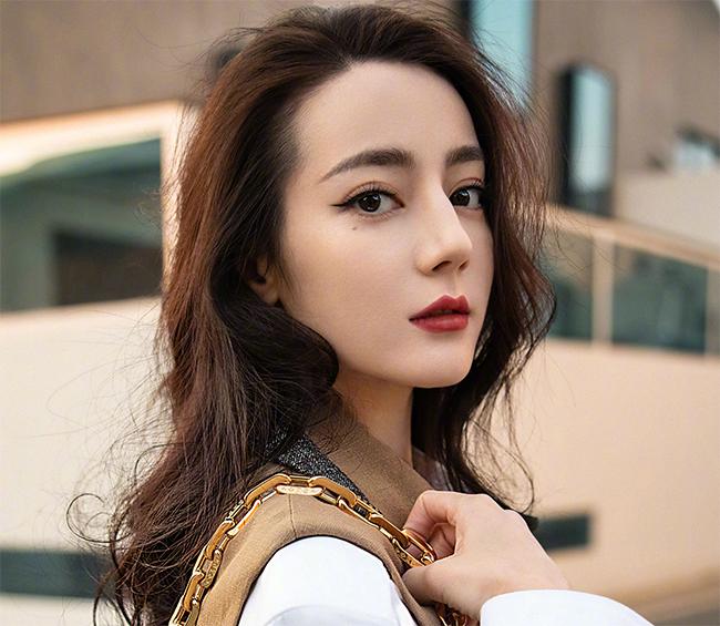 自带泪痣女星-迪丽热巴