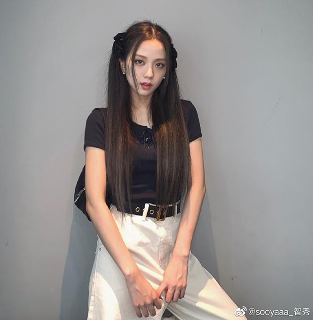 Jisoo蝴蝶结公主头