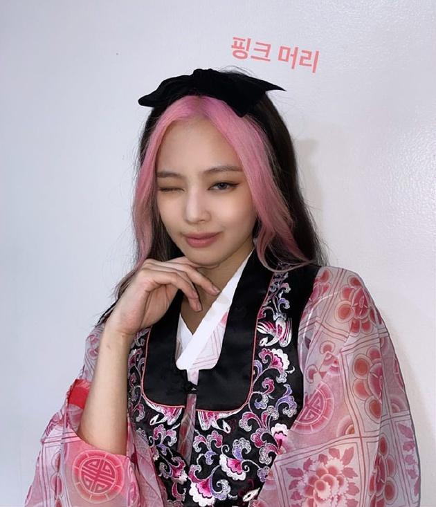 Jennie粉黑撞色染 图片来源:ins