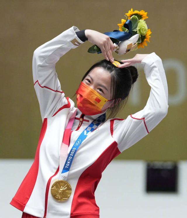 杨倩夺冠后比心