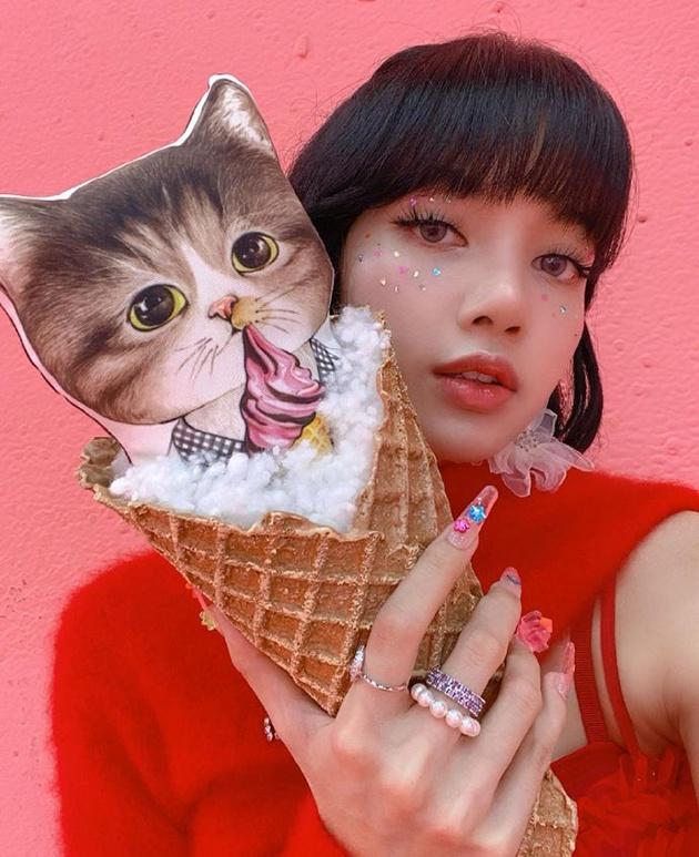 Lisa亮片雀斑妆