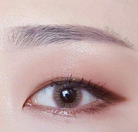 适合单眼皮的小烟熏(图片来自:@穿衣搭配女王 微博)