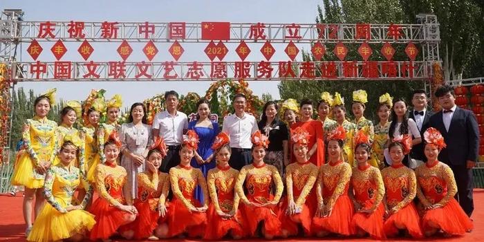 喀什大学歌伴舞节目《丰收中国年》合影
