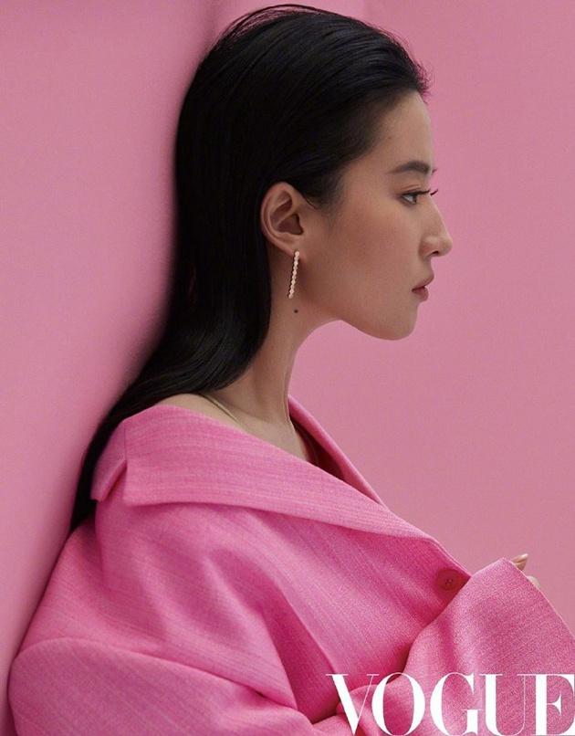 刘亦菲演绎VOGUE 中国版四月刊封面大片