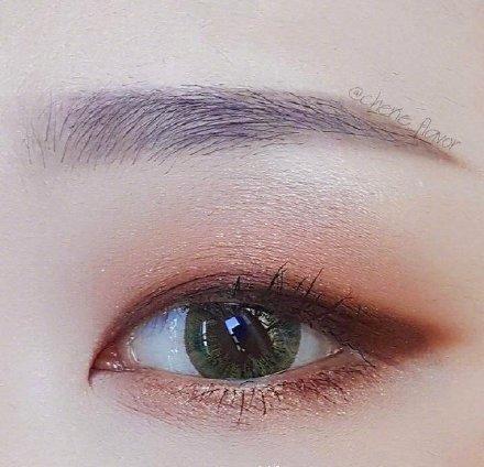 适合单眼皮的小烟熏(图片来自:@穿衣搭配女王 微博)