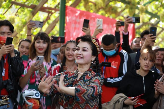 中国文联副主席、著名舞蹈家迪丽娜尔•阿布都拉