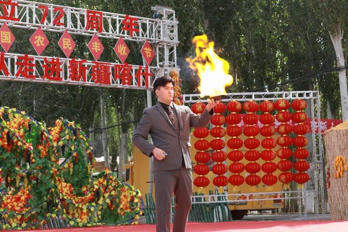 表演者:安尼瓦尔•阿扎提 《神秘魔术》
