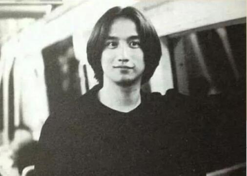 长发飘飘的黄磊