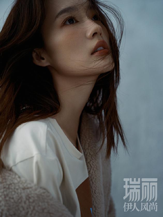 李沁温柔初秋氛围感晒伤妆