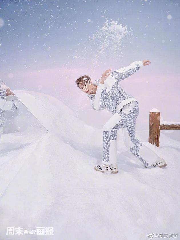 王嘉尔冬日滑雪大片 打雪仗