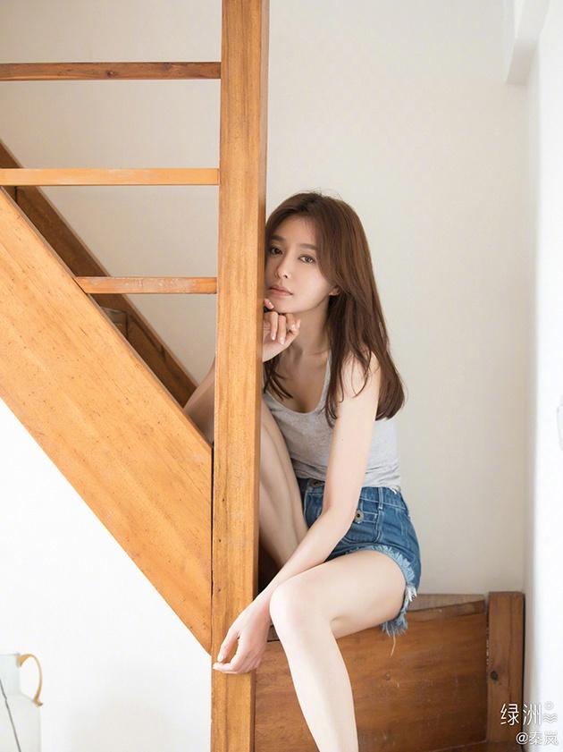 秦岚发博晒清新写真