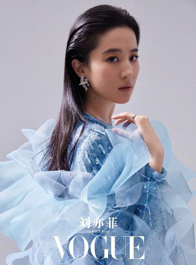 刘亦菲演绎VOGUE 中国版四月刊封面大片