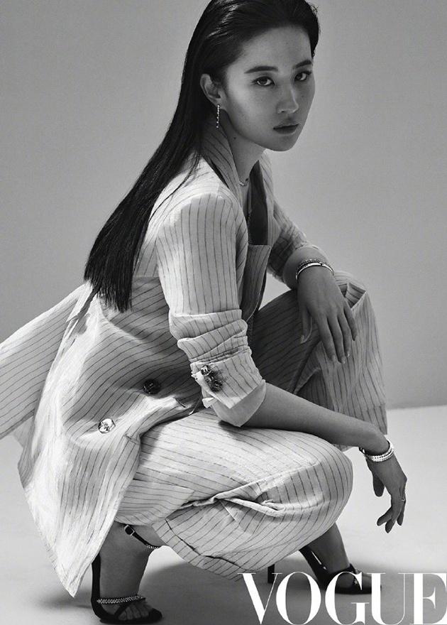 刘亦菲演绎VOGUE 中国版四月刊封面大片