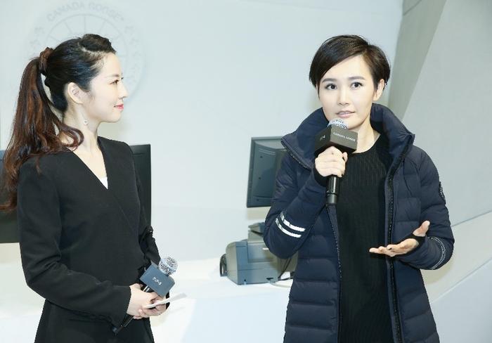 艺术家Juju Wang向宾客介绍“向北”艺术装置