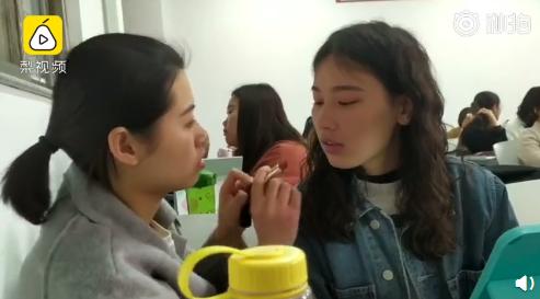 高校开设化妆必修课 图片来源:梨视频截图