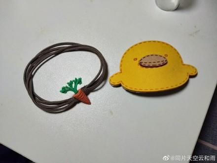 网友晒小黄鸭发卡和胡萝卜皮筋 图片来源微博网友@同片天空云和雨