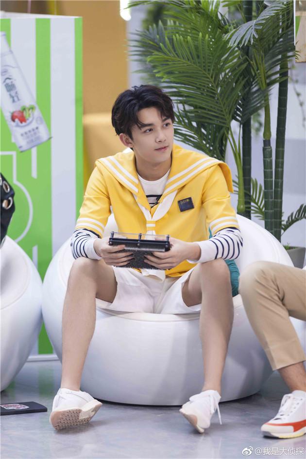 吴磊穿水手服