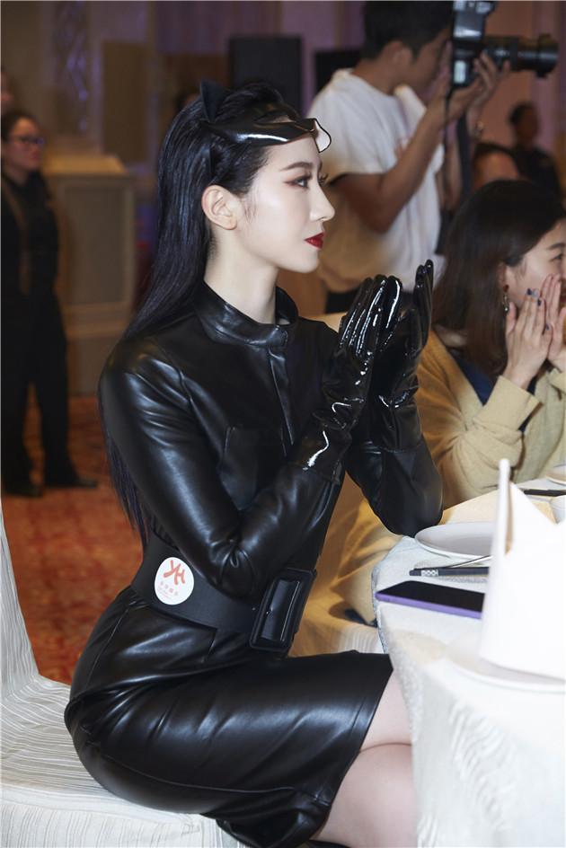 孟美岐穿皮裙