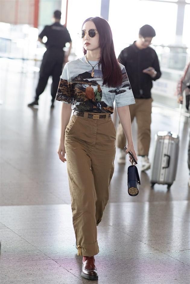 孟美岐穿印花T恤