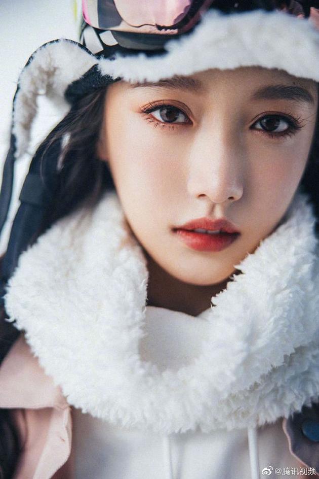 姜贞羽绝美滑雪写真