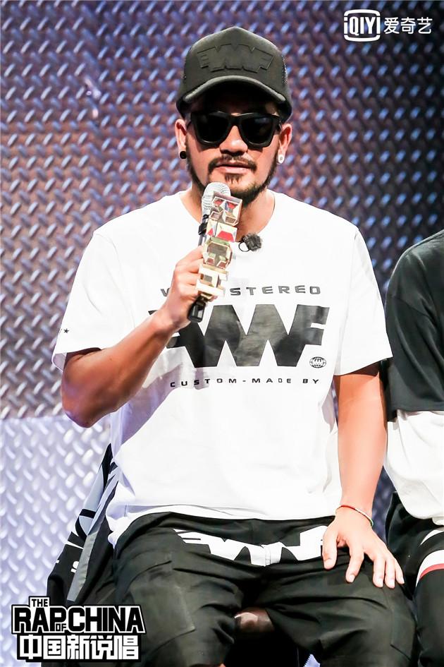 张震岳穿字母印花T恤