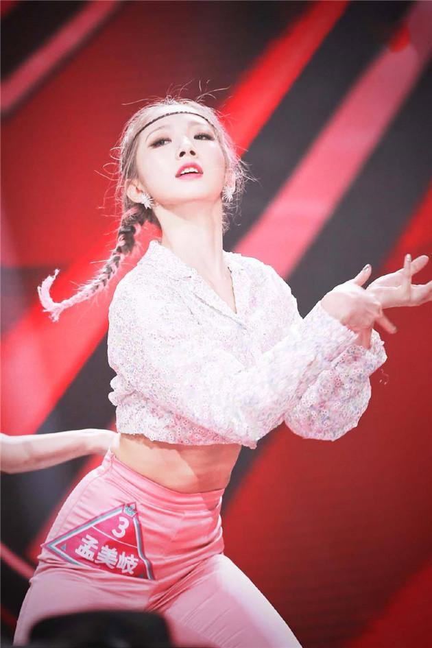 孟美岐穿蕾丝短上衣