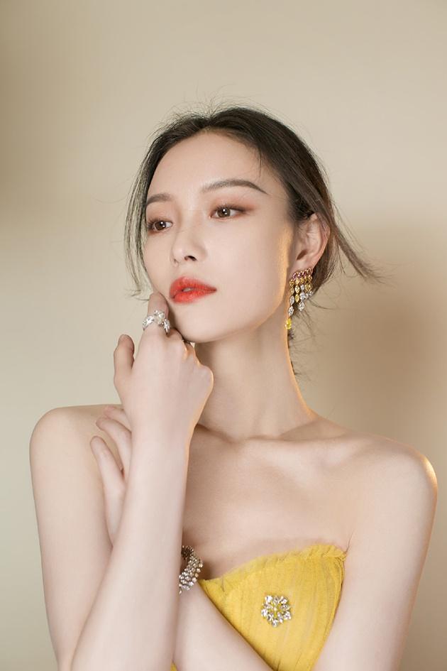 倪妮身着鹅黄纱裙出席2019#风格大赏#