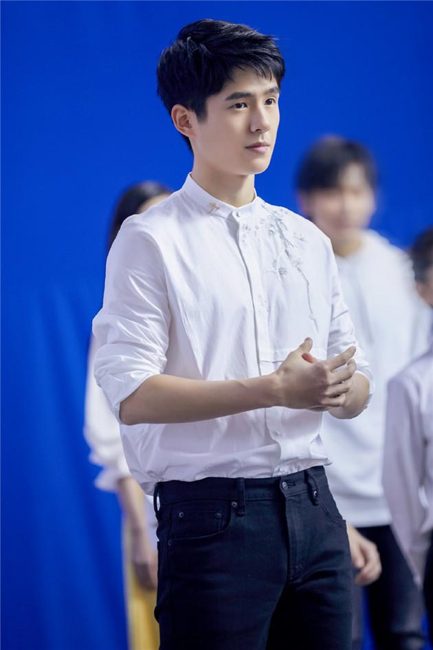 白衣少年
