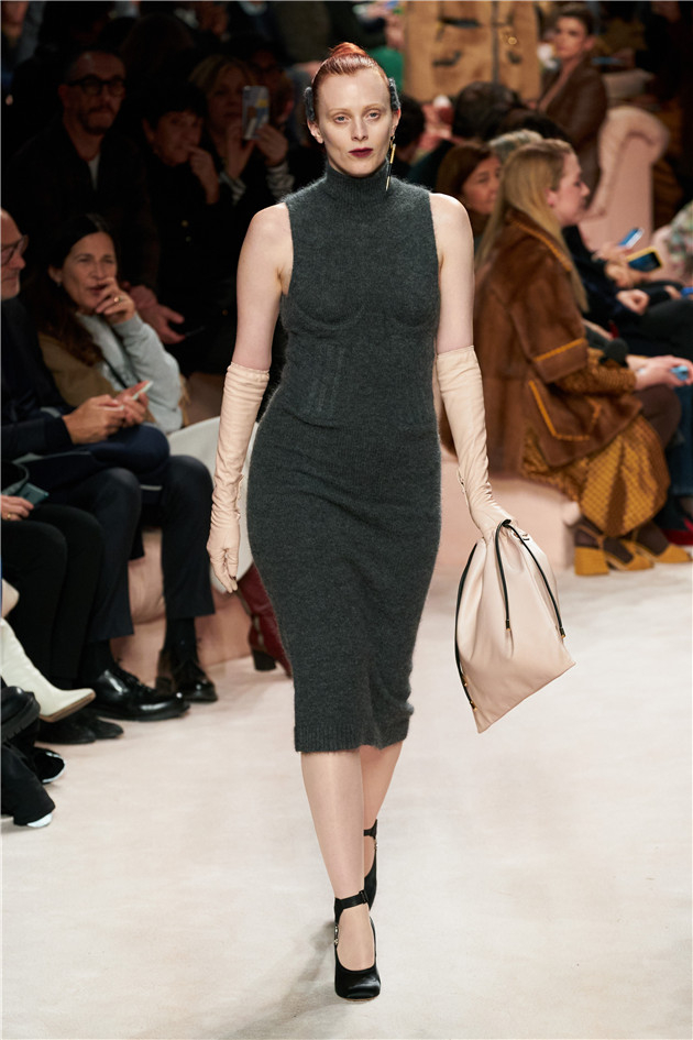 女装秀场延续FENDI Roma Packaging风格