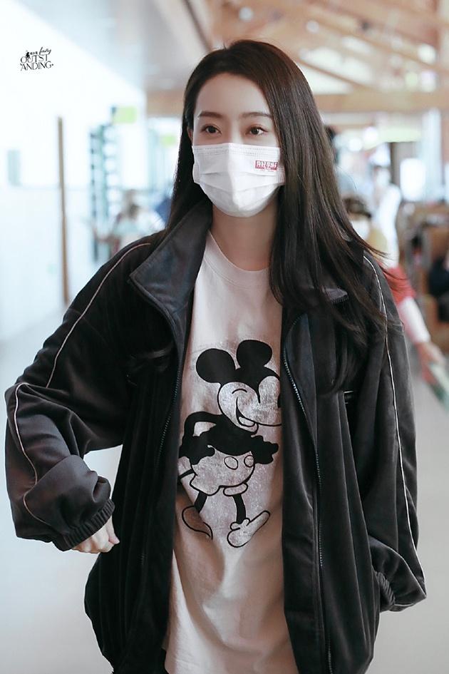 张小斐机场照 图片来源:@FabulousYou·张小斐 微博