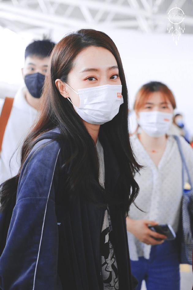 张小斐机场照 图片来源:@陷进去了·张小斐