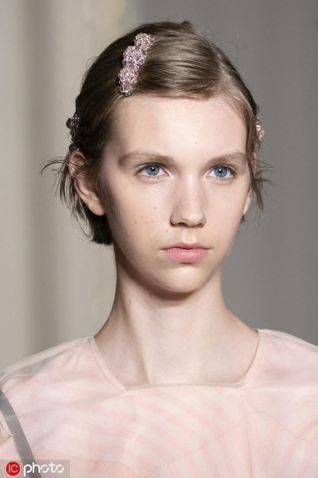 伦敦2019秋冬时装周:Simone Rocha