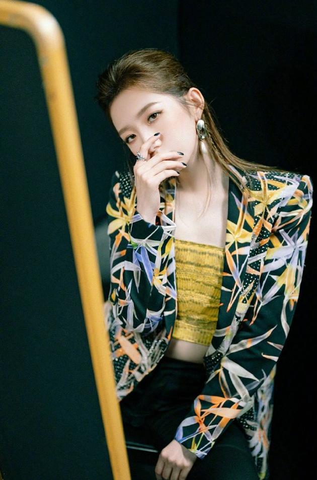 孟美岐 印花水钻西装