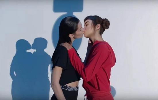 Lil Miquela 与 Bella 互相亲吻 / Via Calvin Klein
