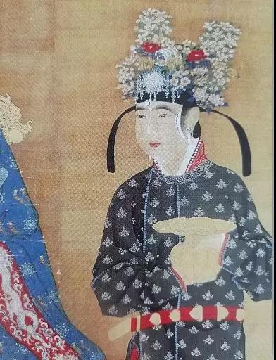 《宋仁宗后坐像轴》(局部) 仕女戴一年景冠