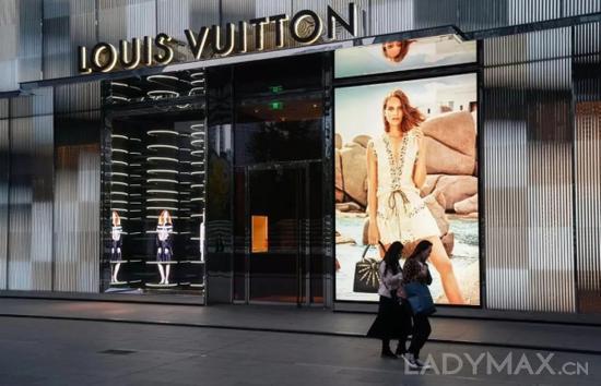 图为Louis Vuitton的一家店铺,其母公司LVMH 2017年在亚洲市场的销售额猛涨了17%