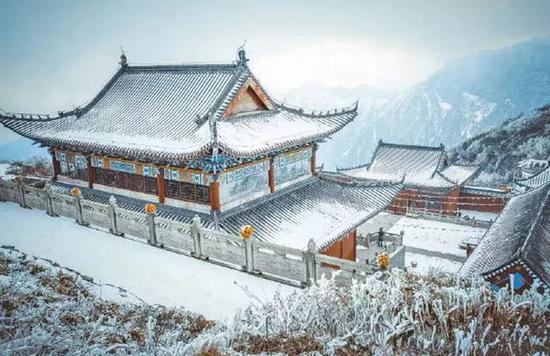 去看如人间仙境,美轮美奂的黄山。