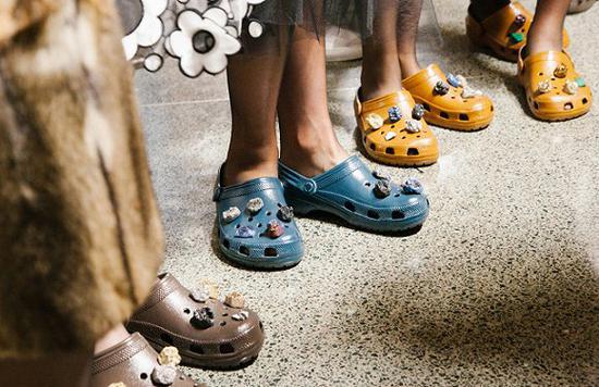 Christopher Kane与Crocs合作推出的洞洞鞋 图片来源:Christopher Kane