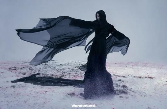黑色薄纱连衣裙、黑色皮革长靴均为/BALENCIAGA