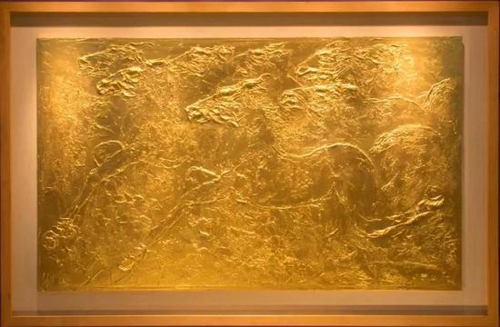 作品名称:金马奔腾 作品材质:24K黄金 作品尺寸:162x97 cm