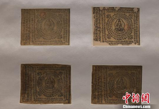 展出作品均为莫高窟藏经洞出土、现流散海外文物的复制品,包括东晋十六国到北宋的绢画、纸本画、印刷品、经卷等。 丁小岚 摄