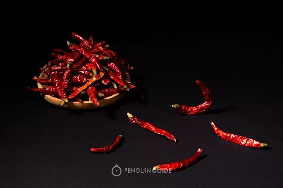 口味辛烈,辣度很高,但香味不浓。常用于泡椒。