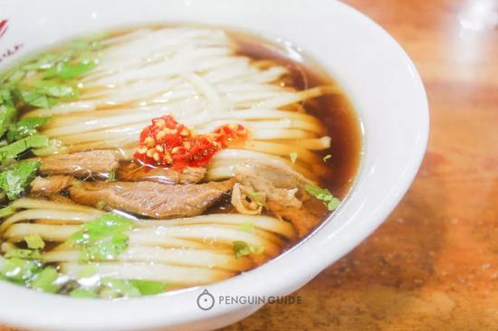 配菜丰富,剁椒、榨菜、萝卜干味道都不错,有罐装售卖很贴心。