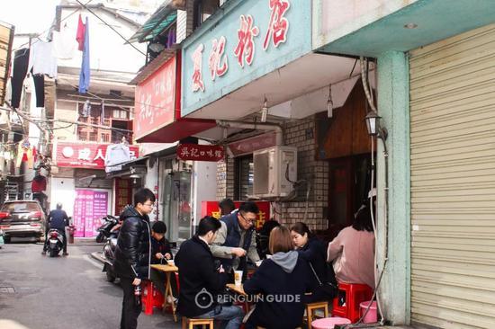 隐藏在老城巷子的简陋粉店,也有三十年历史,来吃的都是老顾客。