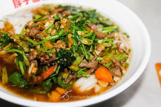 有人说,下了火车拖着行李,米粉店是他第一个要回的“家”。