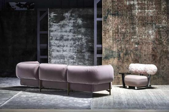 Moroso 的 Rubelli 系列的现代家具上覆有巴洛克图案的丝绸,而 Setting the Elegance 系列则选用丝绒面料