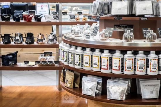 商品区有各式器具,ucc品牌的咖啡豆和挂耳包等。